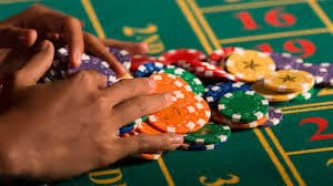 Live blackjack table on hokibonus mobile app with card dealing action